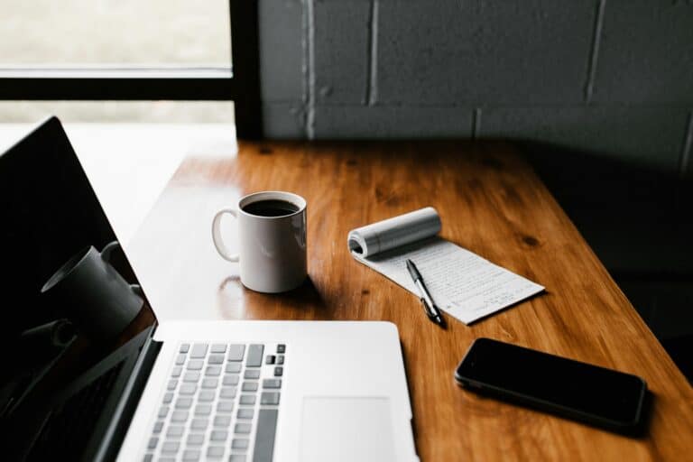 bureau avec ordinateur, café et téléphone